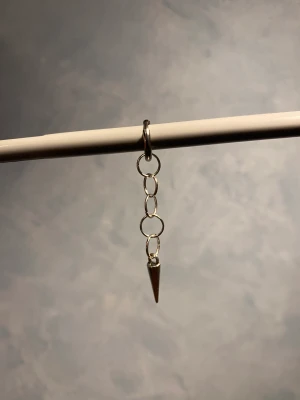 Gulliga örhängen!  - Fina örhängen. Modell: Malin silver