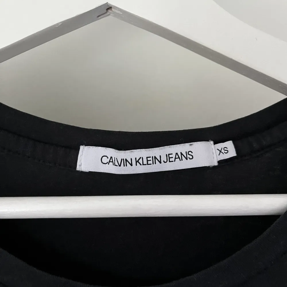 Svart basic Calvin Klein T-shirt😊 Inga tecken på användning, strl XS❤️ Hör av er vid frågor etc.. Toppar.