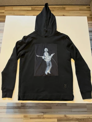 Limitato hoodie - Säljer en Limitato hoodie i storlek M! Köpt från nk för ett år sedan och använd max 10 gånger! Armarna var lite för smala för mig från början vilket har gjort att den inte kommit till användning! Köpt för 2699kr! Hör av dig vid fler bilder! Mvh