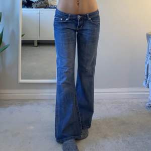 Lågmidjade bootcut jeans i storlek w29 l32. Midjemått: 78cm innerbensmått: 77cm. Jag är ca 167cm. 