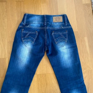 Blå raka mid/low waist jeans med coola fickor - Storlek 29/S. Säljs då de tyvärr är för små för mig. Coola fickor och jättefint skick!! Älskar även washen! För fler bilder/info skriv i DM😇💓
