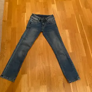 blåa lågmidjade jeans från zalando, storlek 32. ganska tajta men passar de som är runt 160 cm långa