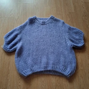 Kortärmad stickad tröja - Så fin och mjuk kortärmad stickad tröja i mohairblandning! Står ingen storlek i men passar mig som är S/XS. 