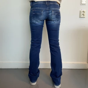 Lågmidjade jeans - Så snygga lågmidjade jeans ifrån Pepe, midjemått: 84cm och innerbenslängd: 83cm, hon på bilden är 165 för referens💕
