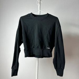 Croppad tröja ICIW - Tunn tjocktröja i kortare modell från ICANIWILL. Bra skick! Svart. Storlek M