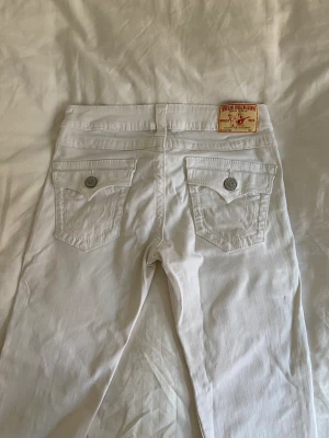 True Religion jeans - Fint skick. Lite gråa längst ner på benen. Straight fit. Midjemått: 72 cm. Innerbenslängd: 76 cm. Storlek 26, XS. 