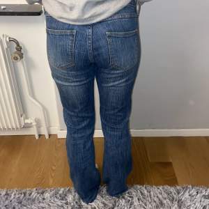 Jättesnygga lågmidjade jeans från Brandy Melville! Säljer då dem tyvärr är lite stora för mig  Midjemått rakt över: 37 cm Innerbenslängd: 76 cm 