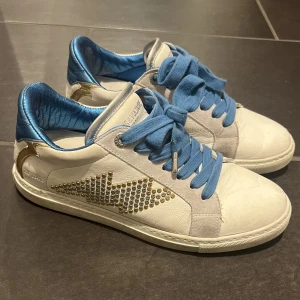 zadig skor - zadig sneakers, lite slitna men inget man tänker på så mycket, därav priset. annars bra skick! tror nypriset ligger på runt 2000-3000. priset går att diskutera så kom gärna med förslag! skriv om du har frågor. använd gärna köp nu!🩷