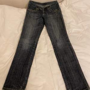 Köp via köp nu då många är intresserade 🥰 Y2k jeans i en snygg blå tvätt och straight fit. Midja 38 cm rakt över, innerbenslängd 86 cm 