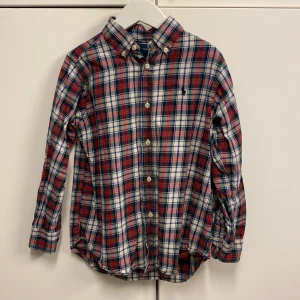 Ralph Lauren skjorta (pojke) - En Raulph Lauren skjorta Pojke 5 år. 