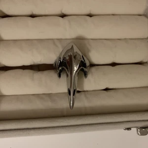 FÅGEL RING - Fågel-döskalle ish ring! As snygg och cool men har inte använt så mycket🩵 