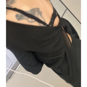 H&M - Svart tröja, strl XS - Svart tröja med knut bak i ryggen, tröjan är genomskinlig. Storlek XS.