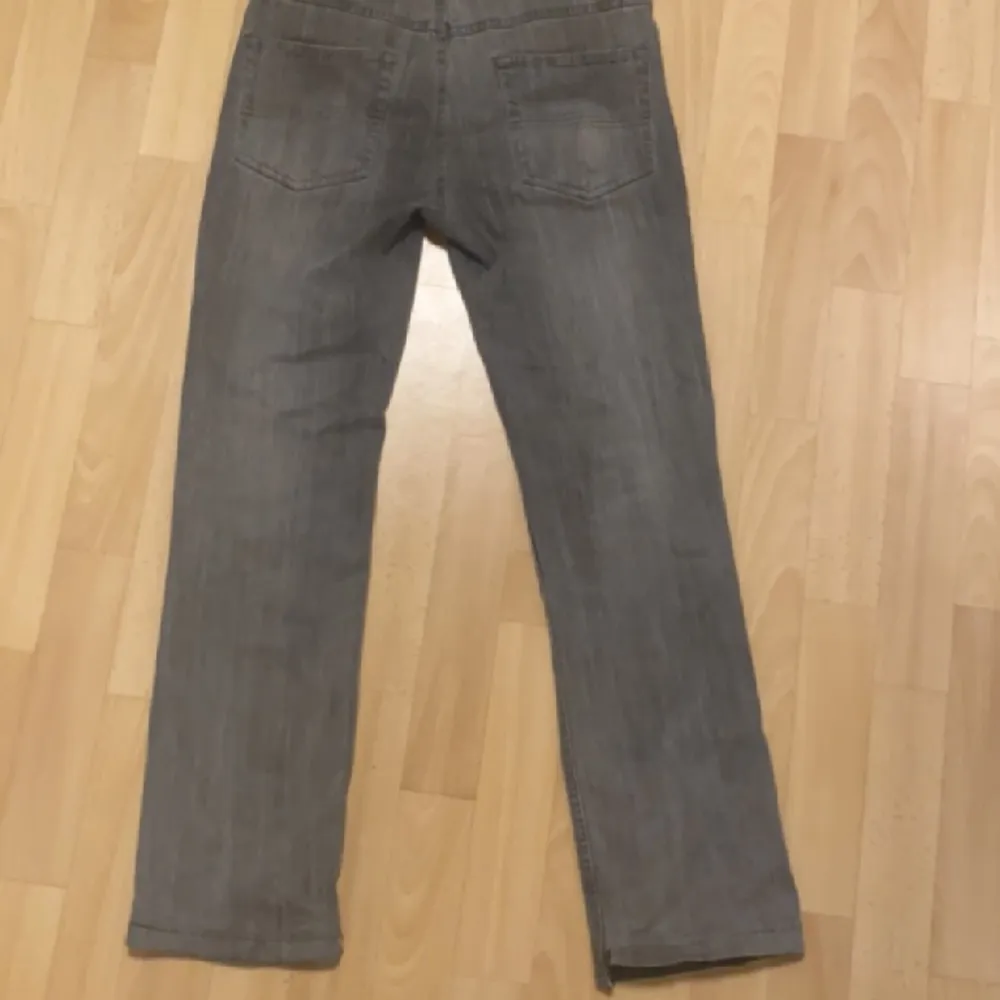 Ett par gråa jeans som jag aldrig använder, har gjort ett litet snitt längst ner för att dom ska bli lite mer bootcut. Jeans & Byxor.