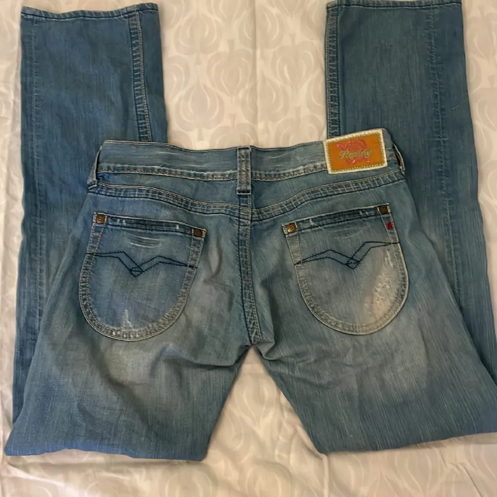 Lågmidjade replay jeans i stlk W:27 L:30. De är superfina och i superbra skick, men säljer de för de tyvärr är för stora…. Jeans & Byxor.