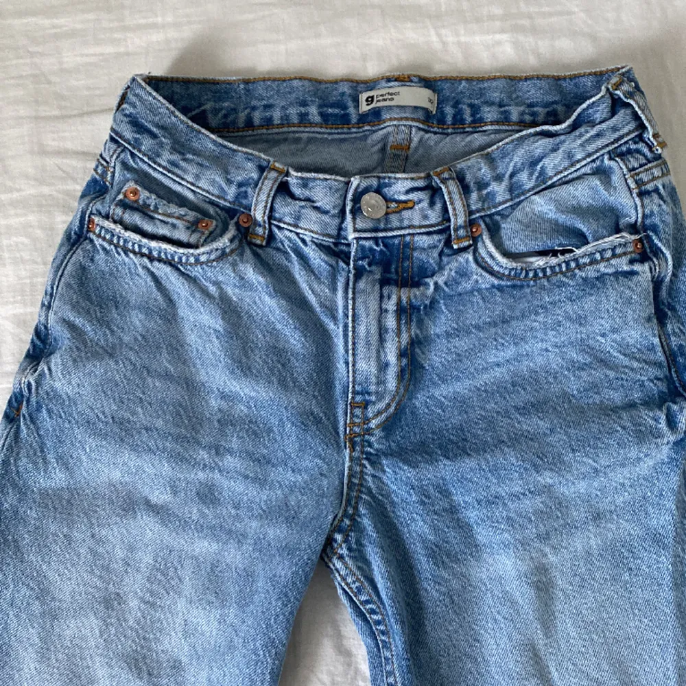 Snygga jeans till ganska bra skick lite slitna längst ner vid hällarna passar t mkt. Nytt pris: 499,95kr . Jeans & Byxor.