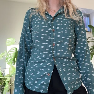 Gris skjorta - Jätte söt grön skjorta med små grisar på! Perfekt till julen🥰 Kolla gärna mitt konto och se om det finns något mer ni är intresserade av, kan isf frakta ihop så det blir billigare!