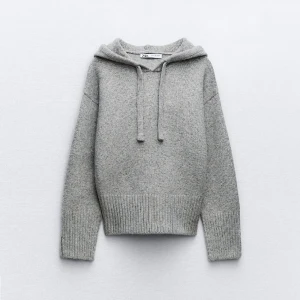 Zara Stickad Hoodie - Säljer min stickade hoodie från Zara då den inte kommer till användning. Har använt den max 3 gånger så den är i nyskick. 🥰🥰