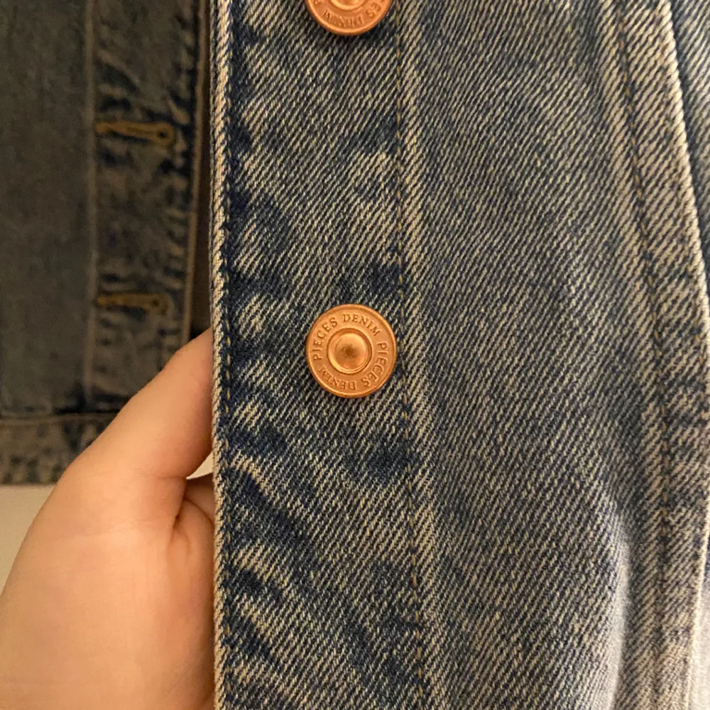 Helt ny aldrig använd jeans jacka med koppar detaljer från Vero Moda. Nyskick och väldigt bra kvalitet.. Jackor.