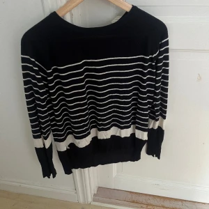 Randig tröja!  - Tunt material som sitter tajtare på💙