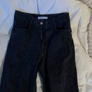 Svarta jeans från Zara i storlek 38.  liten fläck på ena sidan ( nagellack) men går säkert bort i tvätten 💕