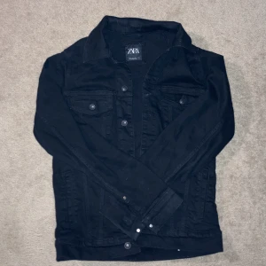 ZARA Jeansjacka Strl. S - Svart Jeansjacka från Zara. Regular fit. Bra skick. Hämtas i Helsingborg eller skickas mot fraktkostnad.