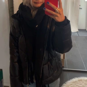 Glansig Jacka - Säljer denna ursnygga jacka då jag köpt en ny vinter jacka satt den kommer inte till användning, använd fåtal gånger, skriv privat om fler bilder och pris kan diskuteras!