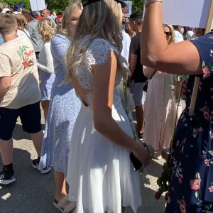 Vit klänning med spets - Vit klänning med öppen rygg. Spets på övre delen av klänningen: Använd endast en gång. Från bubbleroom. Strl 38. Betalning sker endast via swish och köparen betalar frakten 🤍