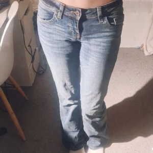 Lågmidjade jeans med knapp dekoration -  Blå lågmidjade jeans med knappar på bakfickorna, storlek 34❤ Jag är 167, dem är perfekta i längden. Har andvänt dem få gånger💕