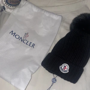 Moncler mössa - Helt ny moncler mössa säljes. Hör av er vid funderingar:)  Mvh