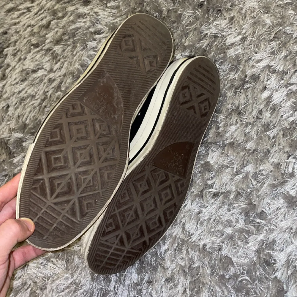 Converse skor använda enstaka gånger lite damm o smuts bata 9,5/10 kvalité . Skor.