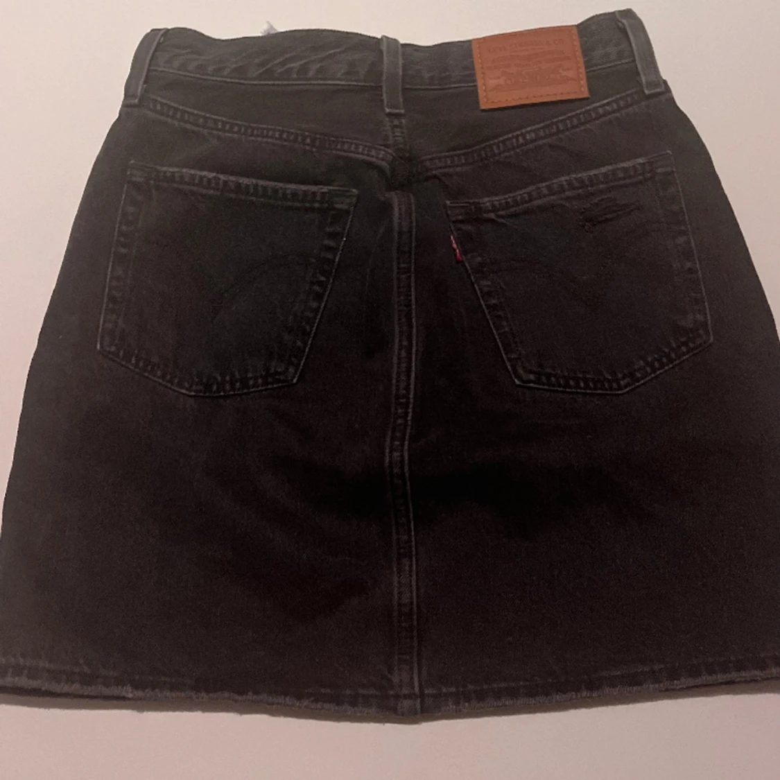 Svart Levi’s kjol  - 90