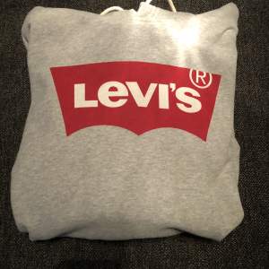 Grå Levi’s hoodie i ny skick🙌 Endast använd tre gånger. Relaxed fit👏