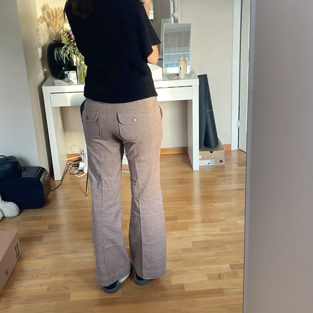 Snyggaste kostymbyxorna från Gap😫Midjemått: 80cm Innerben: 81cm Jag är 177cm💕. Jeans & Byxor.