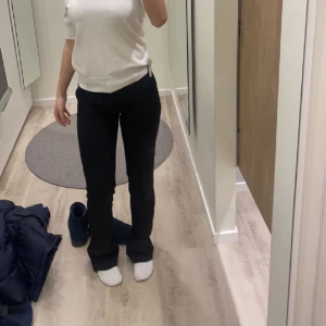 Kostymbyxor  - Ett par super fina kostymbyxor från bik bok! Inte hög midjade men heller inte låg! 