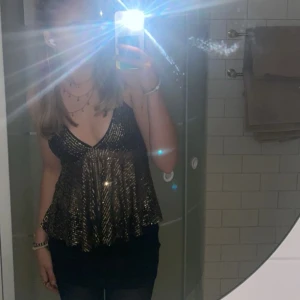 Guld topp - En jättefin guldtopp som man knyter i ryggen.