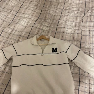 Vit Michigan Zip up  - Säljer min sweatshirt  köpt i oktober då jag ska köpa en större storlek och returtiden har gått ut. Använd 1 gång.