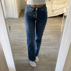 Säljer dessa jeans från BikBok då dem är för små💕 Fint skick💕 Jag är 175 och brukar ha S och dessa är både för korta och för tajta.