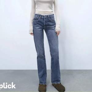 Säljer ett par jättefina jeans från zara i modellen the midwaist straight då de tyvärr inte passar längre💞
