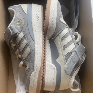 Adidas sneakers - Snålt använda, superfina!!⭐️ Ny pris: 1300