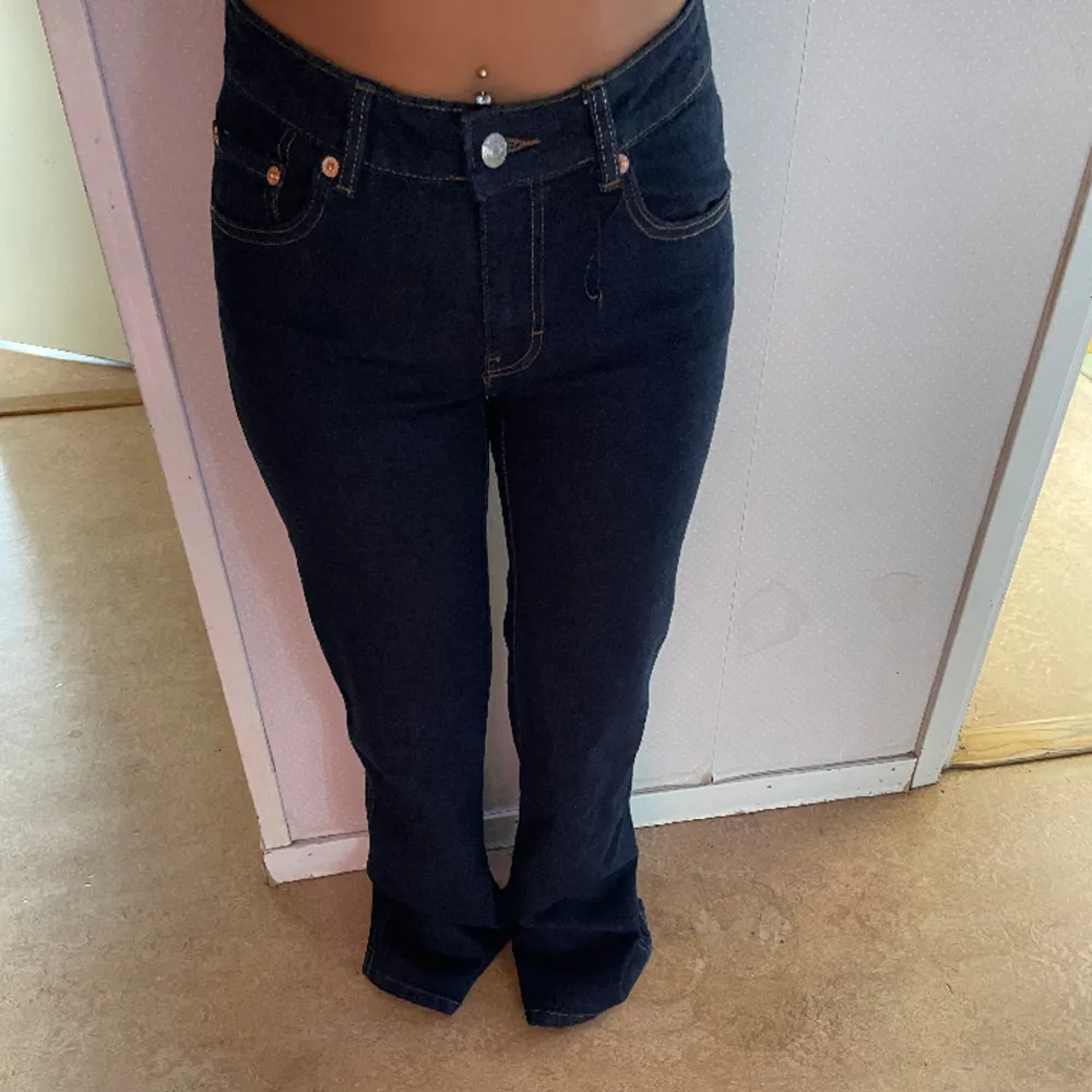 Jätte fina mörkblåa jeans från lager 157, oanvända och helt nya. Bilderna är på min syster då byxorna ej passar mig och som på bilden visar är dem väldigt långa, men jeansen är S men passar även som  XS. nypris 450 ish 💕. Jeans & Byxor.