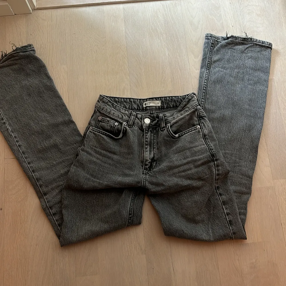 Ett superfina grå jeans från ginatricot jag har andvänt ca 5 gånger dom är lite små för mig men ett par jätte fina jeans 👖 . Jeans & Byxor.