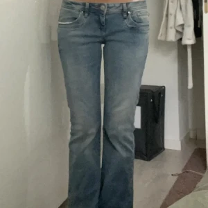 Ltb jeans - Super snygga lågmidjade ltb jeans i modellen ”valerie”. Jättebra skick! Skickar gärna fler bilder privat! Kontakta mig vid eventuella frågor💞pris kan diskuteras