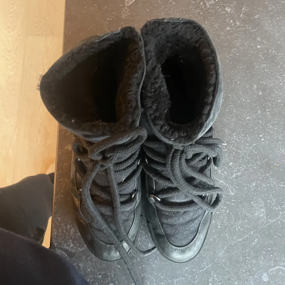 Säljer mina vinter skor, de är inspirerade av inukkii skorna. Köpe de för 1250 kr men säljer nu för 400. Bara använda en vinter så är i jättebra skick💕. Skor.