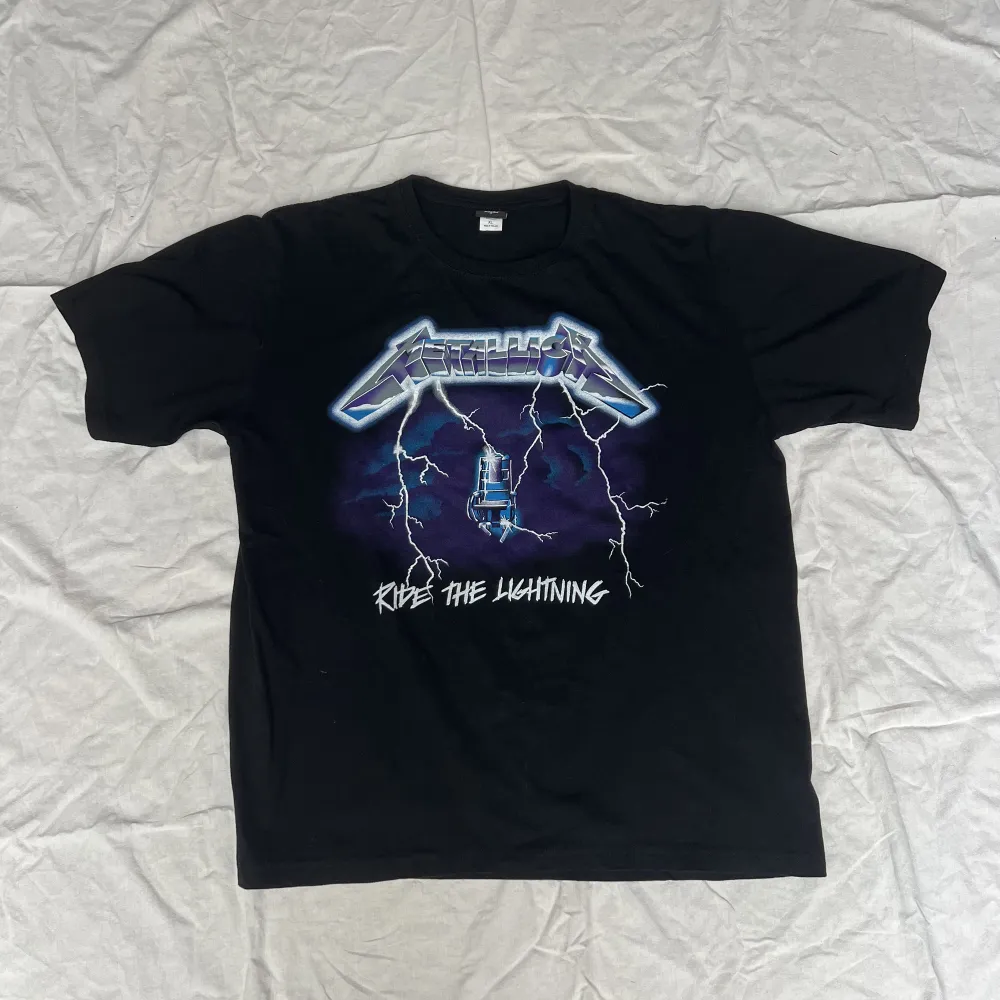 T shirt med Metallica (ride the lightning) tryck. Storlek XL men sitter som L. T-shirts.