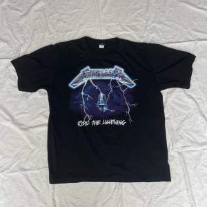 T shirt med Metallica (ride the lightning) tryck. Storlek XL men sitter som L