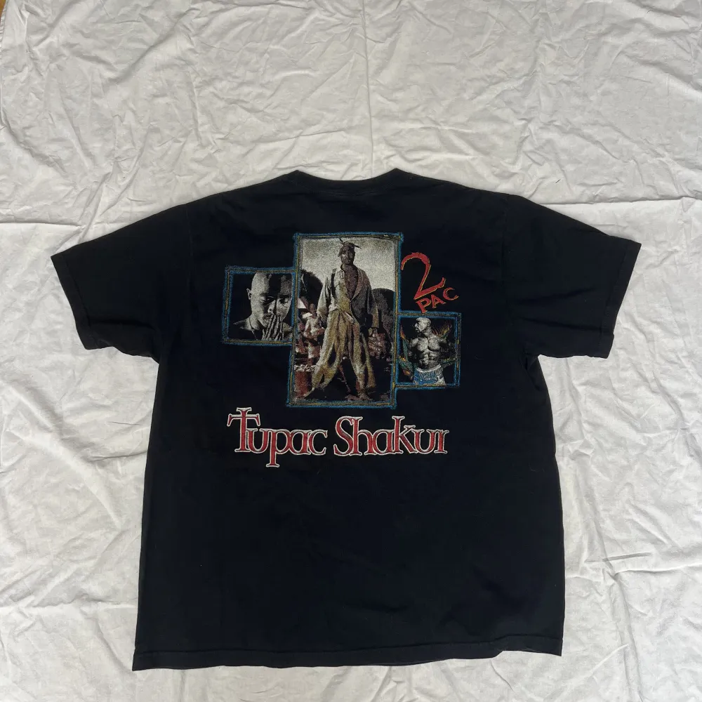 T shirt med 2 pac (all eyes on me) tryck.. T-shirts.