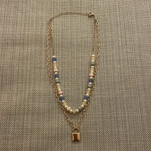 Guld halsband -  Jättegulligt lås halsband💕💕  köpt i London för 150 kr  Pris kan diskuteras 💛