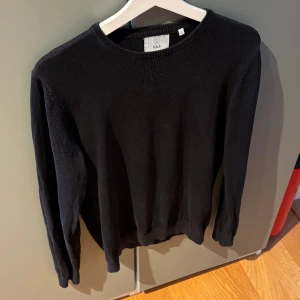 Tröja från bläck - Säljer nu en helsvart tröja från bläck. Tröja är i storlek M och i gott skick. Hör av er vid funderingar.
