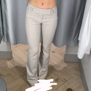 Lågmidjade kostymbyxor - Beiga lågmidjade kostymbyxor från hm. Sitter supersnyggt på men är något förkorta för mig som är 172 ca. Skriv för fler bilder 