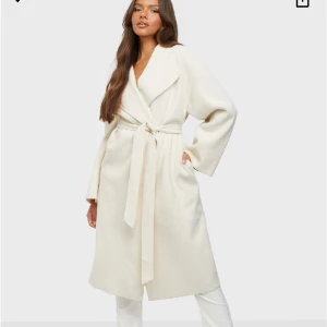 Vit kappa - Vit Nelly kappa kollektion med Bianca.  Inga fläckar och bra kvalitet!  Som ny! 